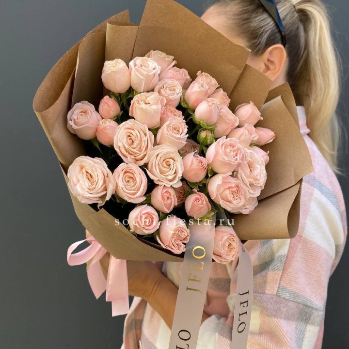 Кустовые розы Бомбастик в крафте в Набережных Челнах