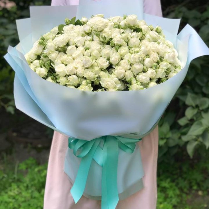 51 белая кустовая роза в Набережных Челнах