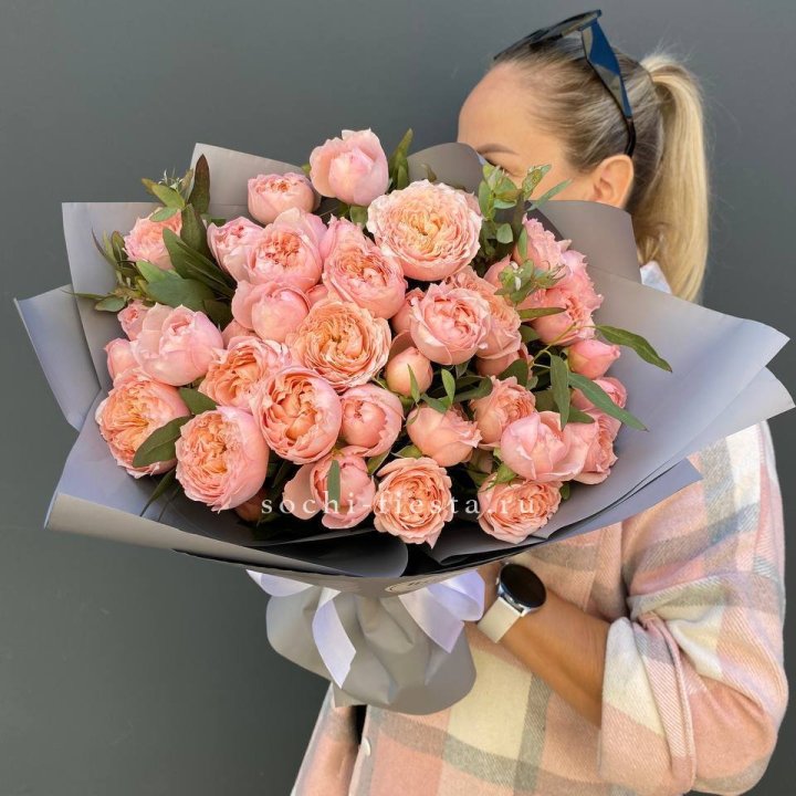 Букет с пионовидными розами "Пивайн" в Набережных Челнах