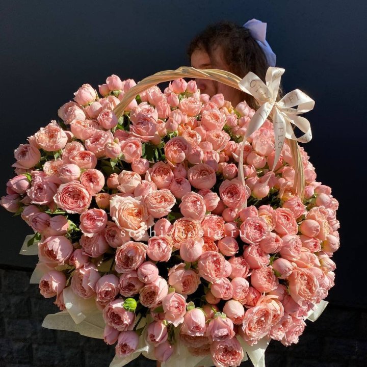 Корзина из пионовидных роз в Набережных Челнах