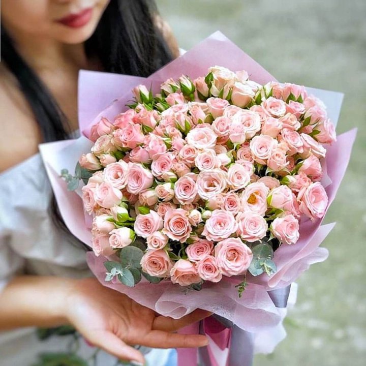 Кустовые розы с эвкалиптом в Набережных Челнах