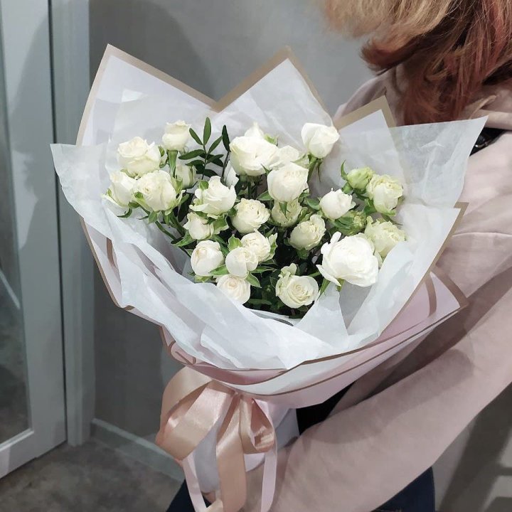 Белоснежные кустовые розы в Набережных Челнах