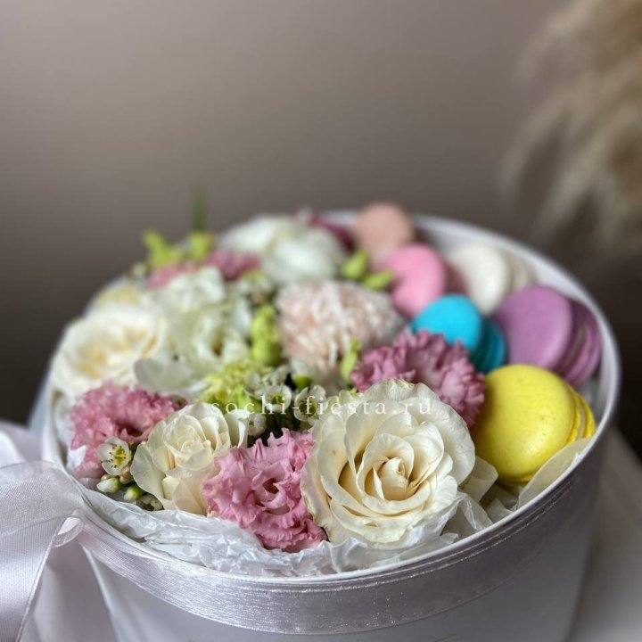 Цветы в цилиндре с макаронс "Прованс" в Набережных Челнах
