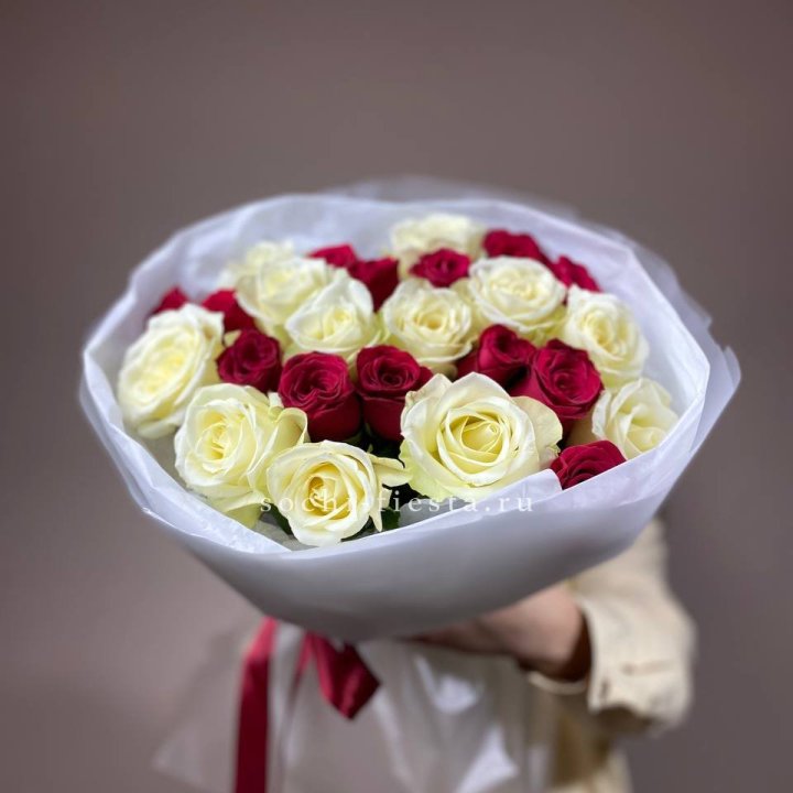 Букет их красных и белых 25 роз в Набережных Челнах