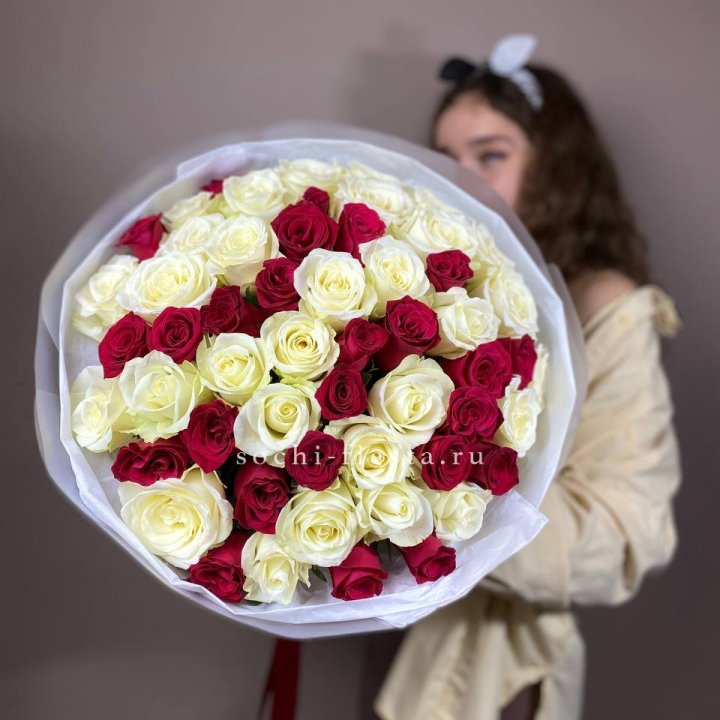 Микс из 55 роз в Набережных Челнах