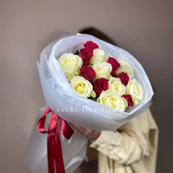 Букет из красных белых 15 роз в Набережных Челнах