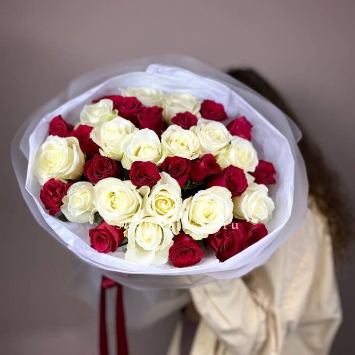 Букет из красных белых 35 роз в Набережных Челнах