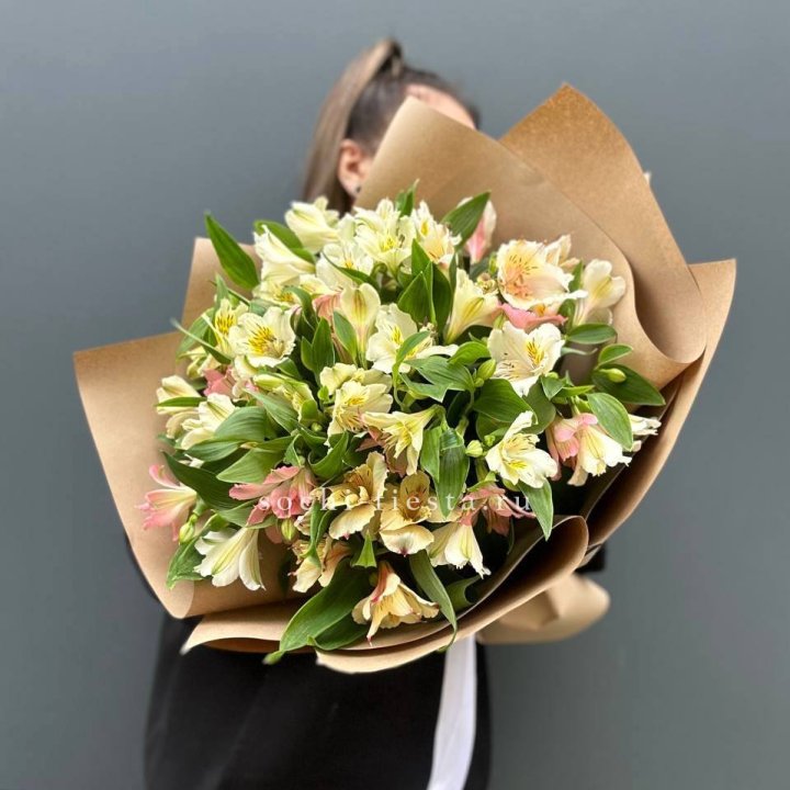 Букет альстромерий в крафте в Набережных Челнах