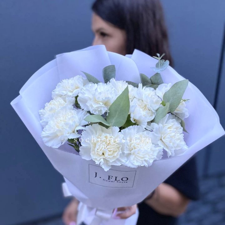 Букет белых диантусов с эвкалиптом в Набережных Челнах