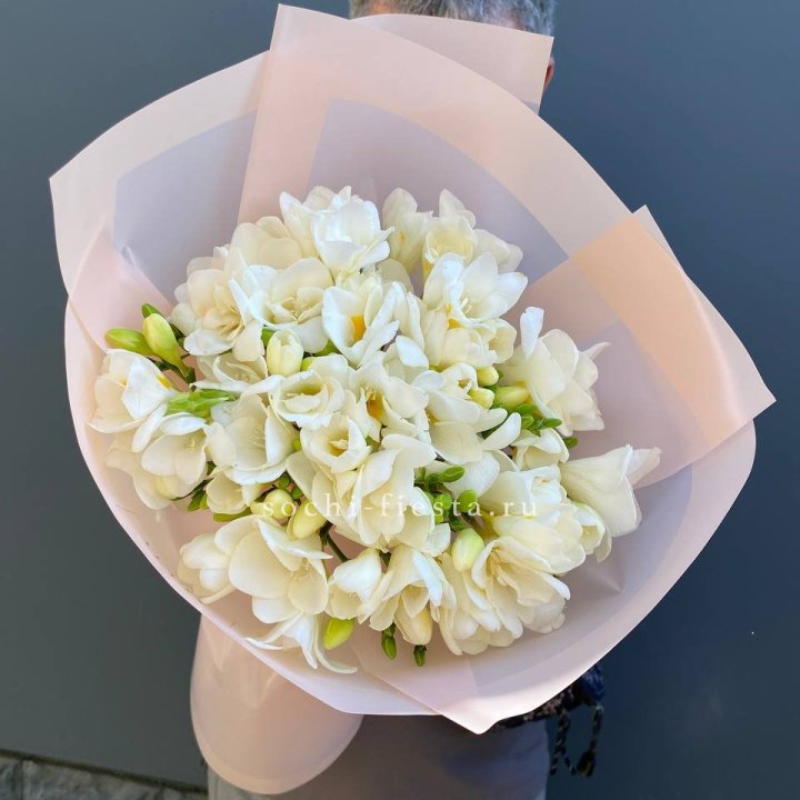 Букет белых фрезий  в Набережных Челнах