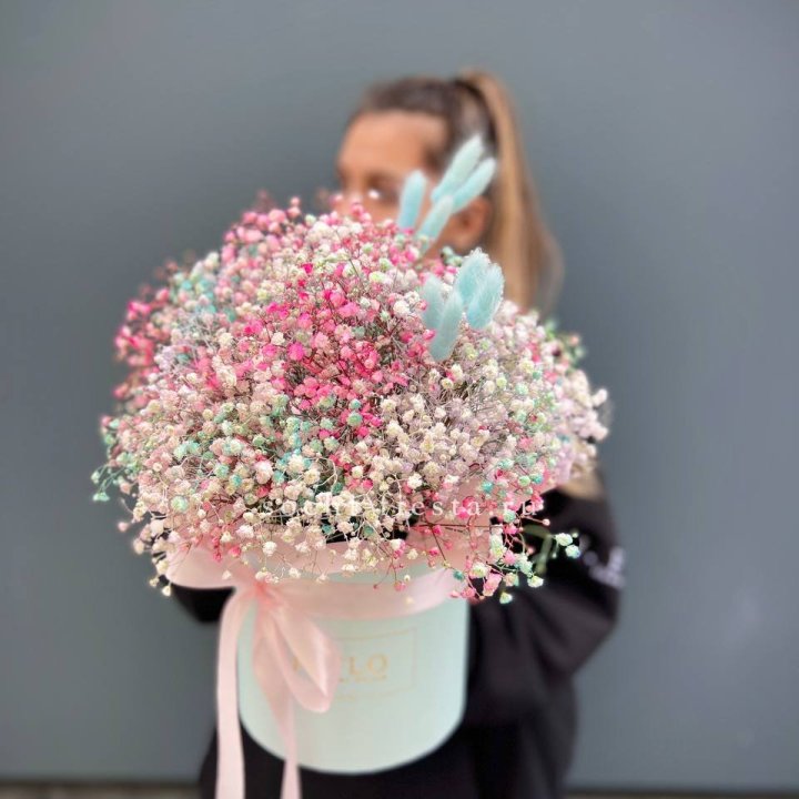 9 Радужных гипсофилы в шляпной коробке в Набережных Челнах