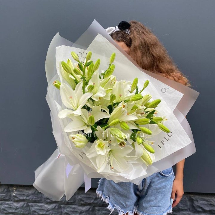 Букет  лилий "Воздушный"  с доставкой в Набережных Челнах