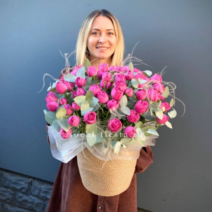 Пионовидные розы  в джутовом кашпо  в Набережных Челнах