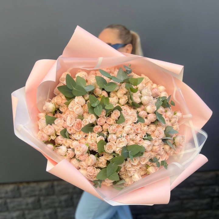 101 кустовая роза с эвкалиптом в Набережных Челнах