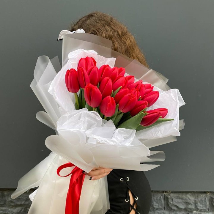  25 красных воздушных тюльпанов в Набережных Челнах