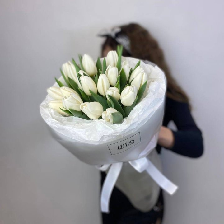  19 белых воздушных тюльпанов в Набережных Челнах