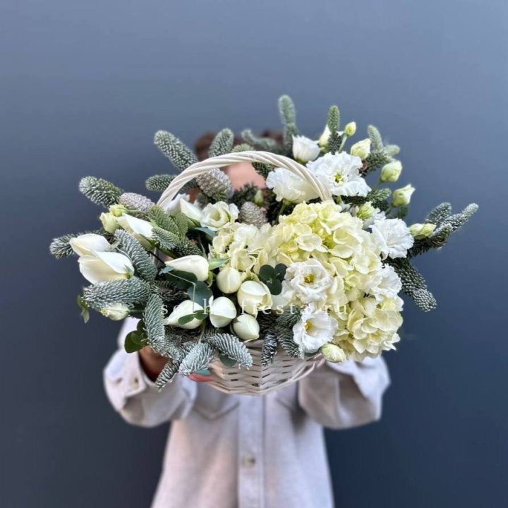 Новогодняя корзина с цветами в Набережных Челнах