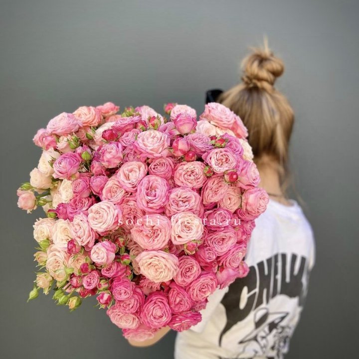 Охапка кустовых роз бомбастик пинк в Набережных Челнах
