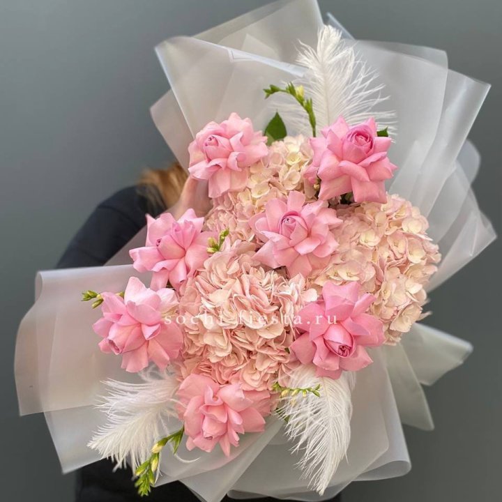  Букет  из гортензий и розовых роз в Набережных Челнах