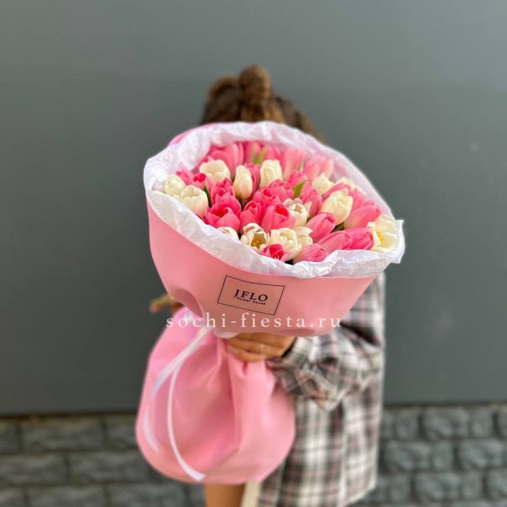 51 бело-розовый тюльпан в Набережных Челнах