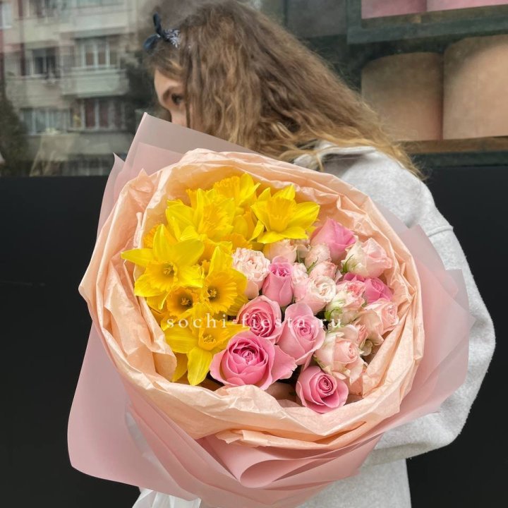 Букет роз и нарциссов в Набережных Челнах