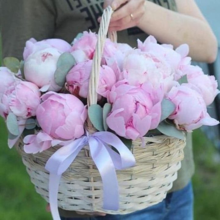 15 пионов в корзине в Набережных Челнах