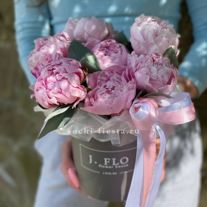 Цилиндр пионов с эвкалиптом в Набережных Челнах