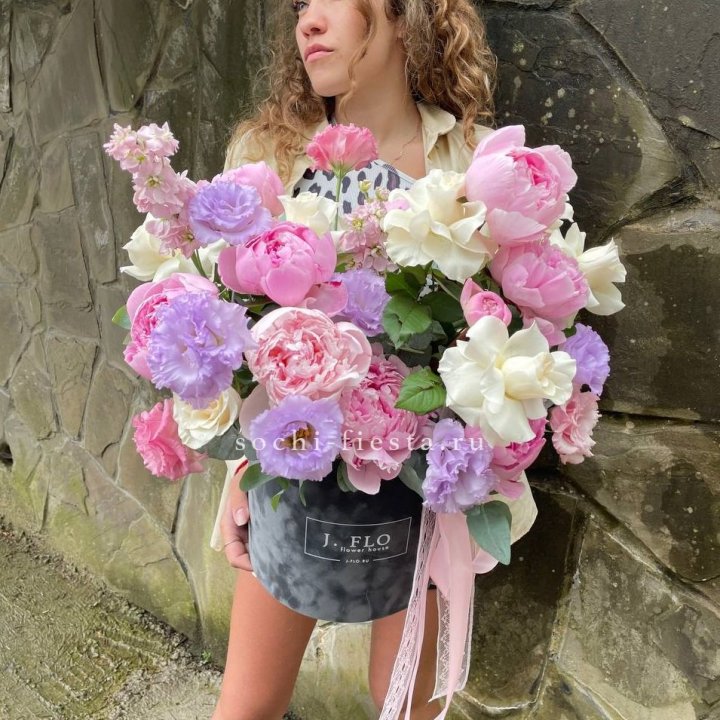 Дизайнерский цилиндр с пионами в Набережных Челнах