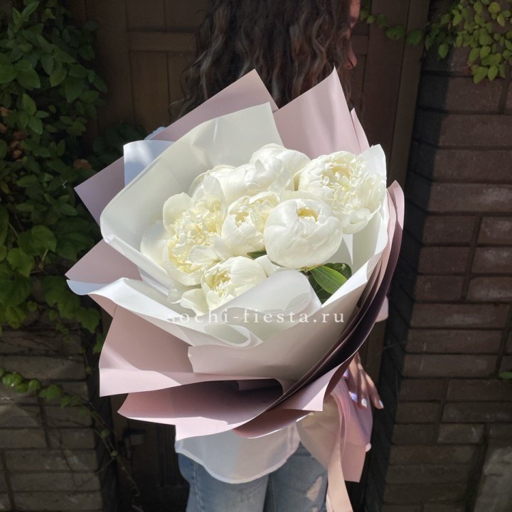 9 белоснежных пионов в Набережных Челнах