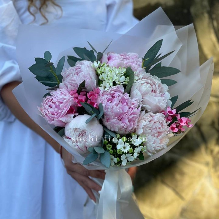 7 зефирных пионов с эвкалиптом в Набережных Челнах