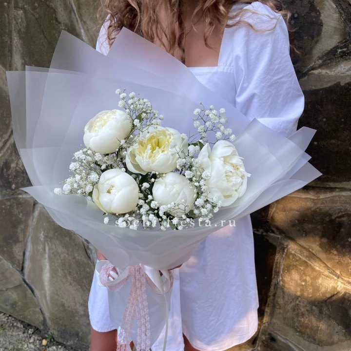 Букет белых пионов "Файв" в Набережных Челнах