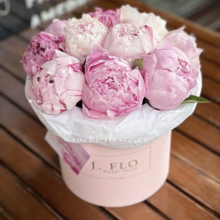 Цилиндр с пионами "Лилу" в Набережных Челнах