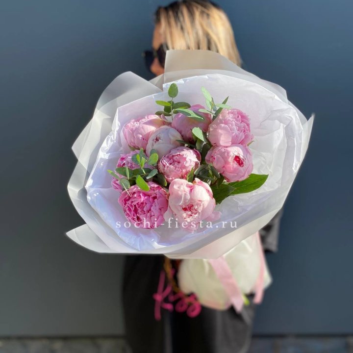 9 пионов с эвкалиптом в Набережных Челнах