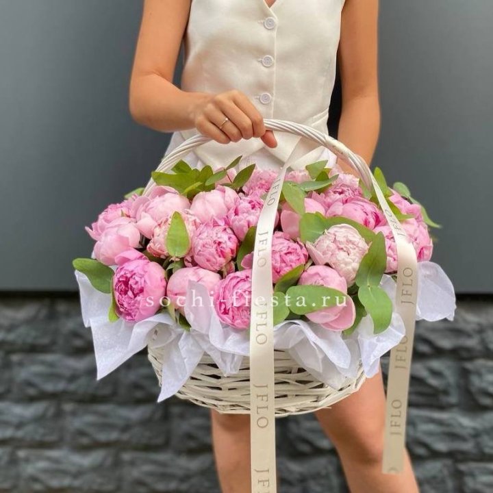 29 пионов в корзине в Набережных Челнах