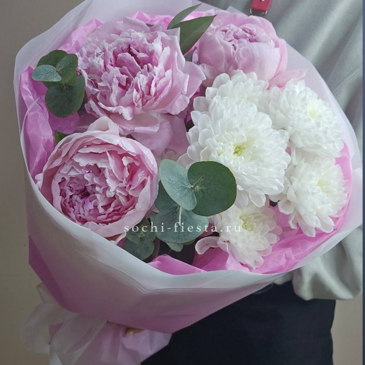  Букет комплимент с пионами в Набережных Челнах