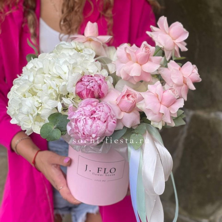 Цилиндр с пионами "Алисия" в Набережных Челнах