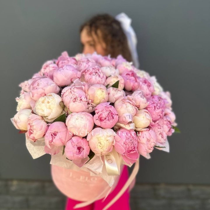 51 нежных пионов  в цилиндре в Набережных Челнах