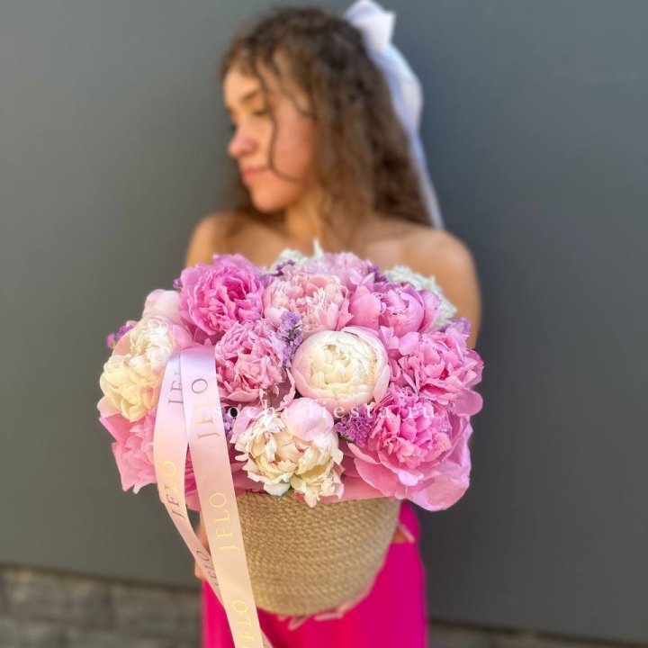 15 пионов в джутовом кашпо в Набережных Челнах