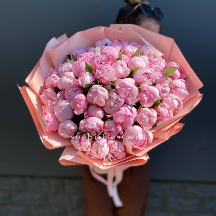 Нежный букет 51 пионов  в Набережных Челнах