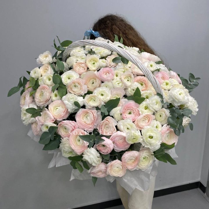 Ранункулюсы в корзине в Набережных Челнах