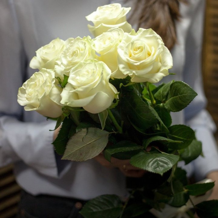 7 белых роз в Набережных Челнах