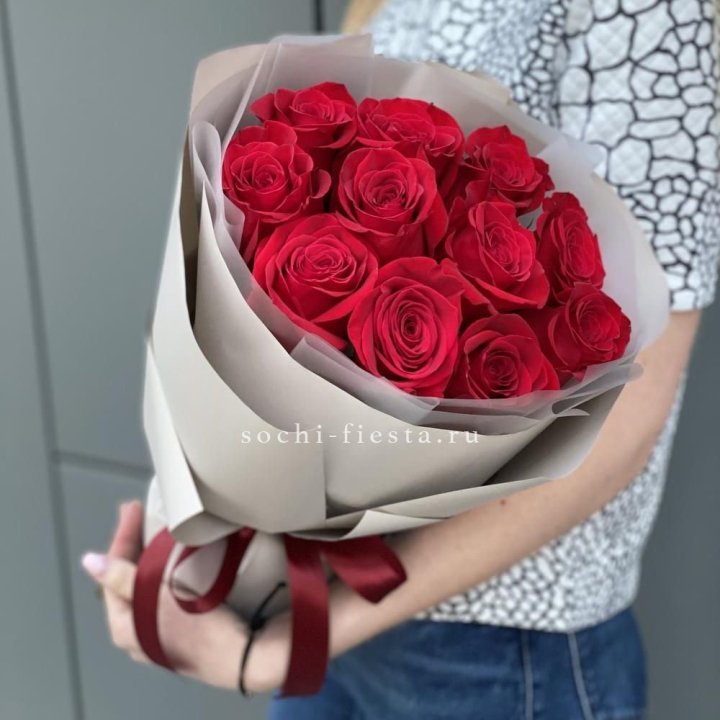 Букет красных роз "Рози" в Набережных Челнах