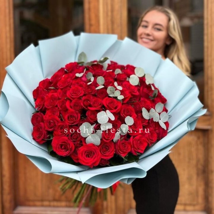101 красная роза с эвкалиптом в Набережных Челнах