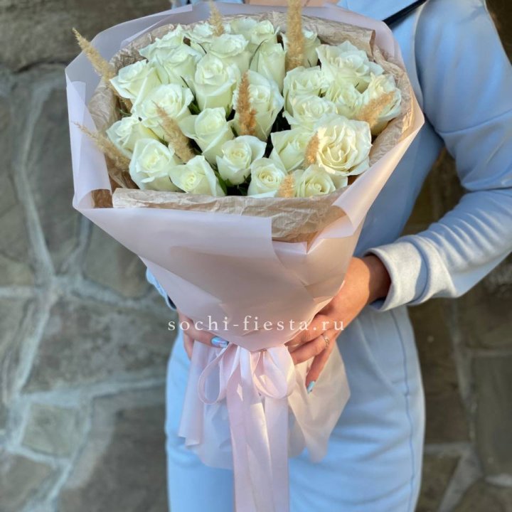 25 белых роз с сухоцветами в Набережных Челнах