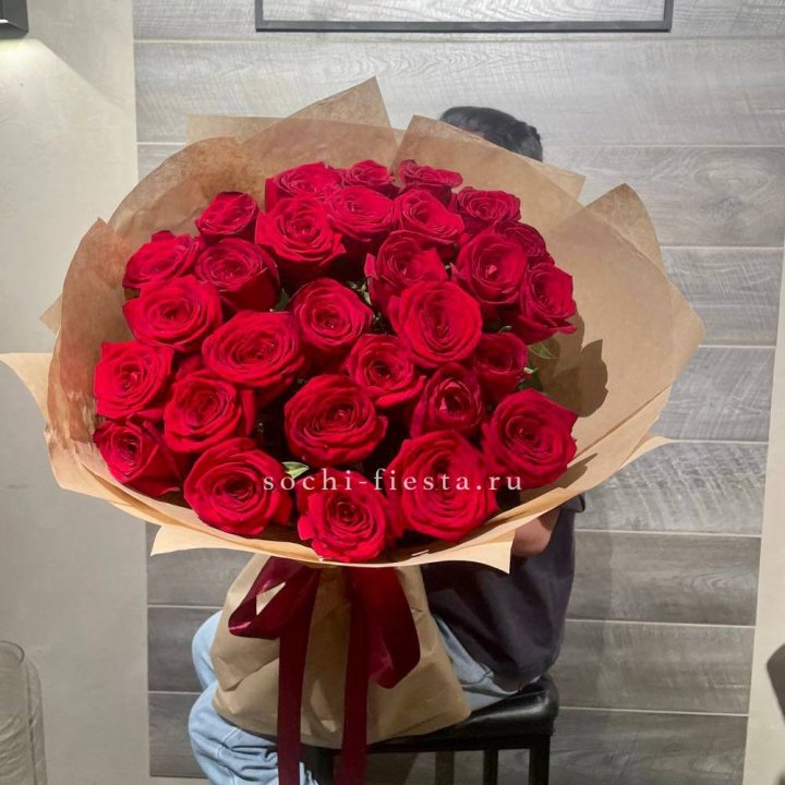 37 красных роз в крафте в Набережных Челнах