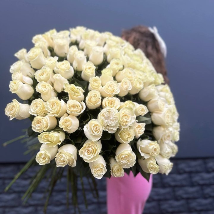 101 белая высокая импортная роза под ленту в Набережных Челнах