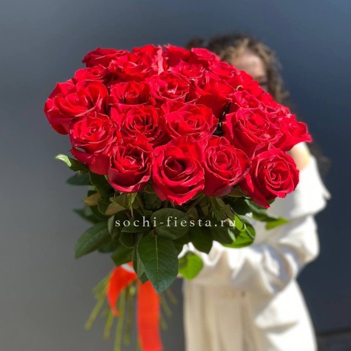 25 высоких красных роз в Набережных Челнах
