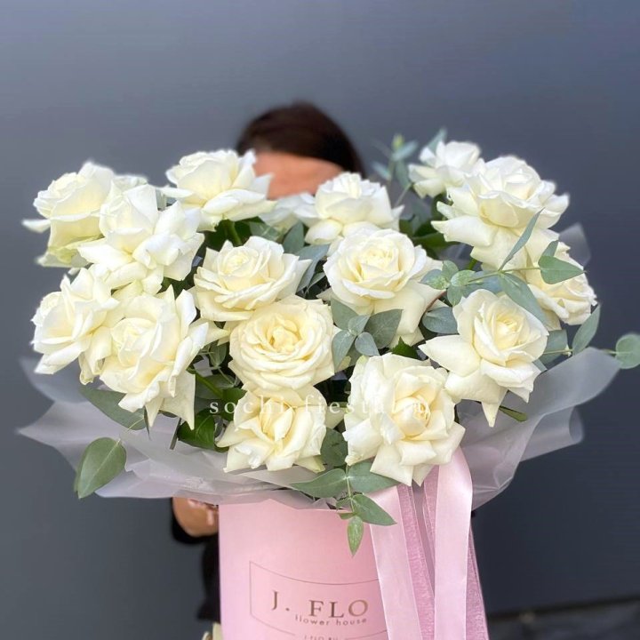 17 Французских белых роз в боксе в Набережных Челнах