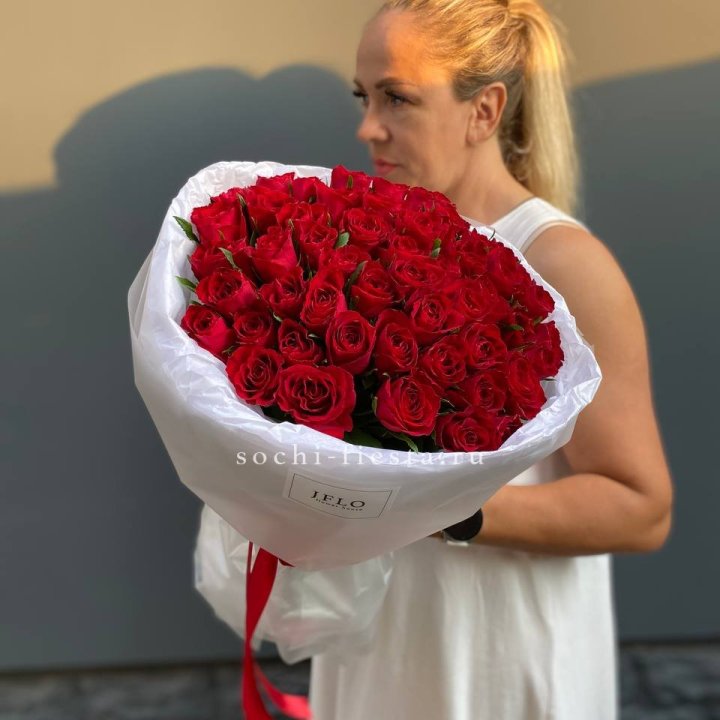 51 роза мадам ред в нежном оформлении с доставкой в Набережных Челнах