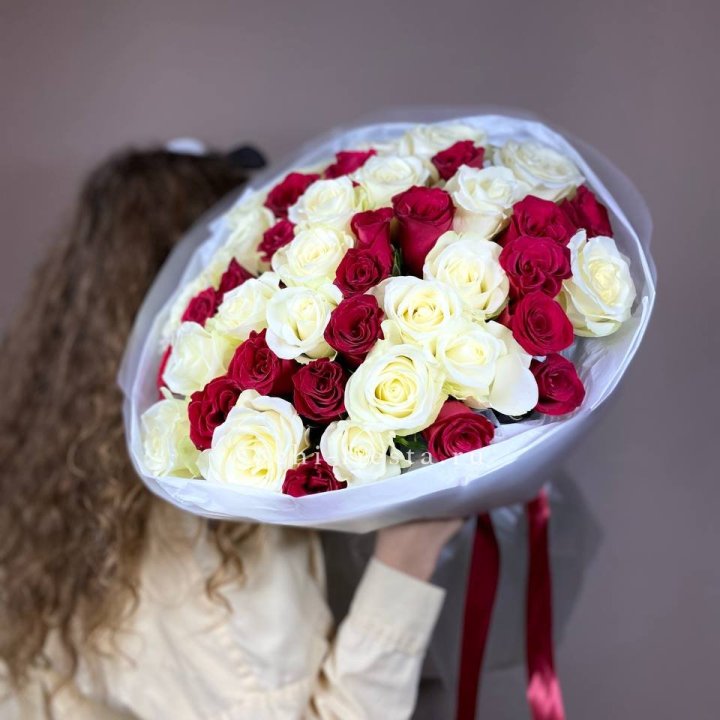Букет из красных белых 45 роз в Набережных Челнах